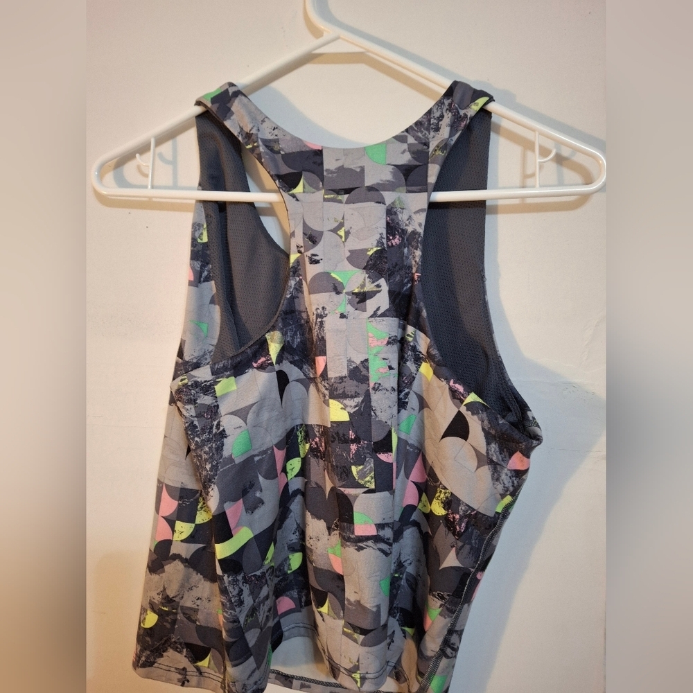 Geometric Patterned Tank Top - Picture 2 of 3